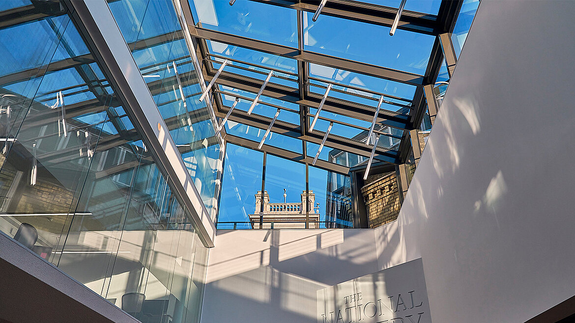 LAMILUX Üvegtető a londoni National Gallery épületén, modern üveg-acél szerkezettel