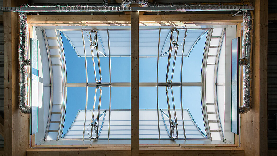 LAMILUX Continuous rooflight B beépített füstelvezető és szellőztető funkcióval