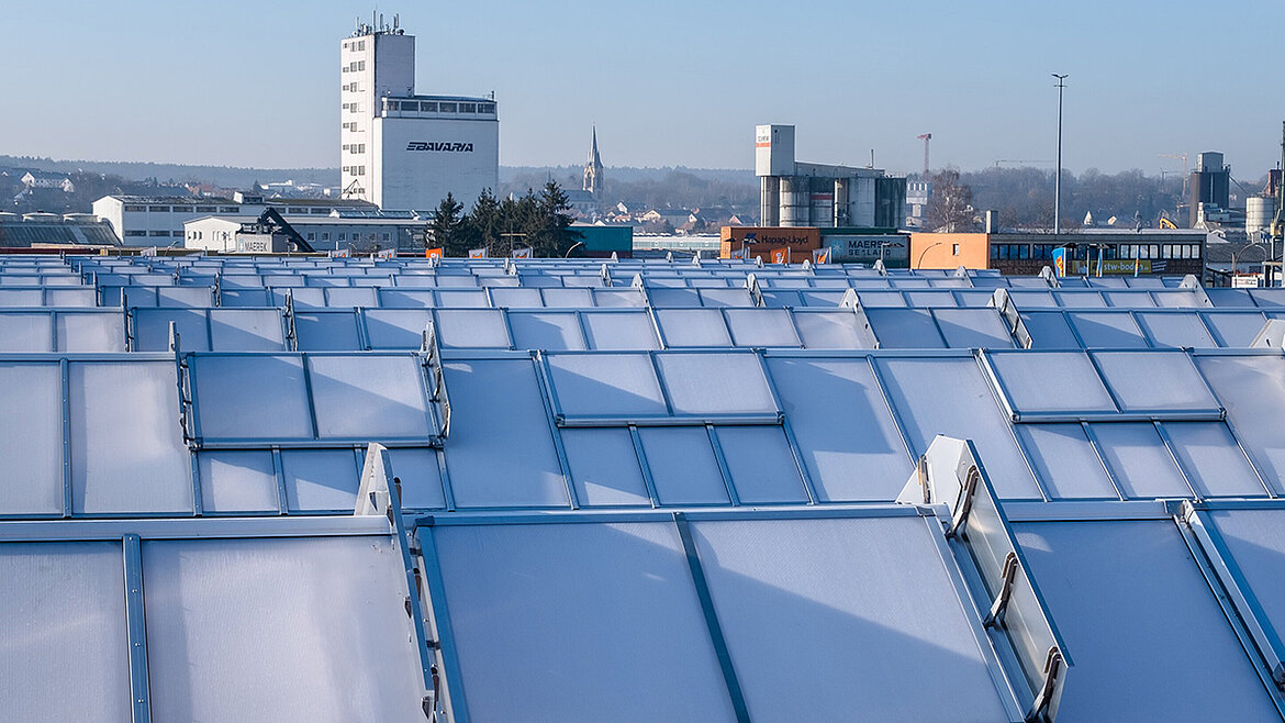LAMILUX Continuous Rooflight S lapostetőn, beépített füst- és szellőzőklapokkal