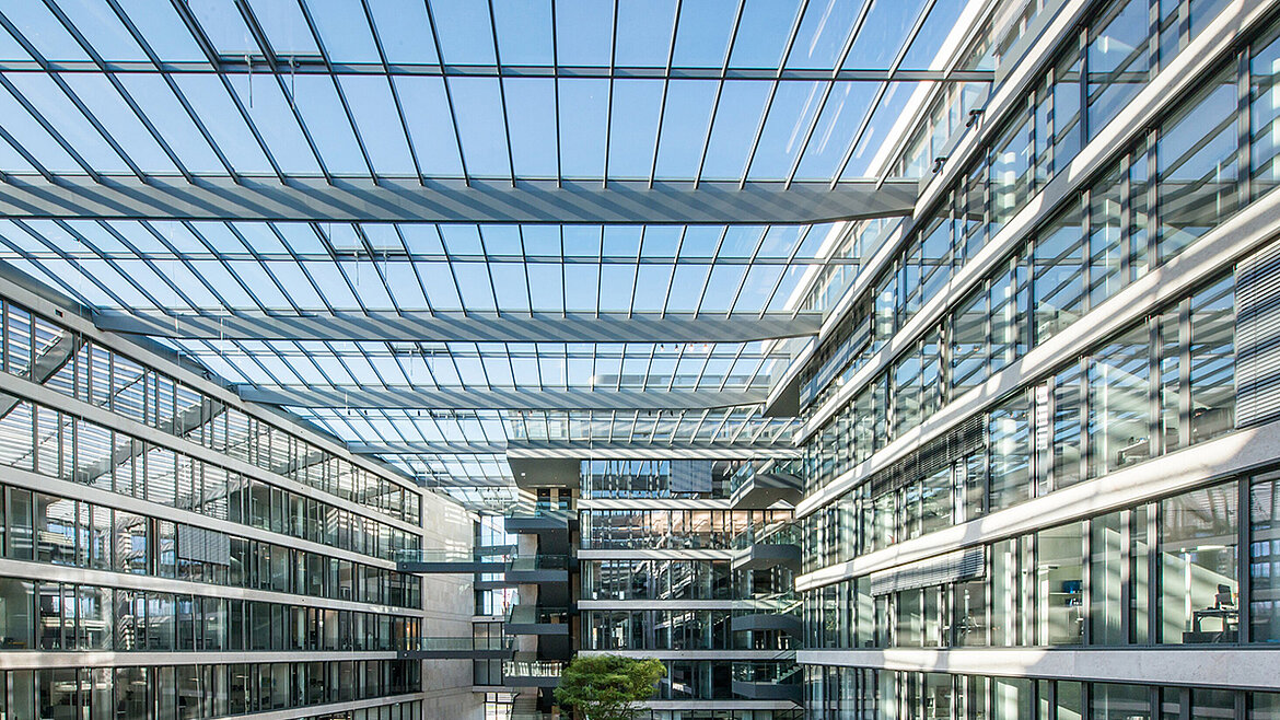LAMILUX Glass Roof PR60 nagy felületű üvegezett tetőszerkezetként modern irodai átriumban