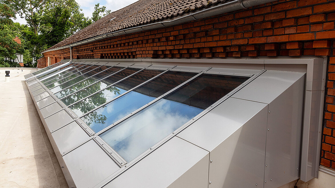 LAMILUX Glass Skylight Fire Resistance REI 30 ferde kialakítással, téglahomlokzat mellett