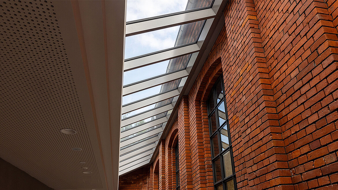 LAMILUX Glass Roof Fire Resistance tűzálló üvegezéssel történelmi téglahomlokzat mentén