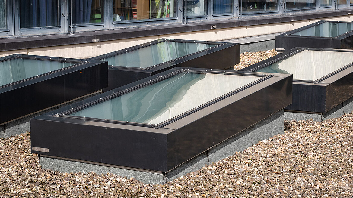 LAMILUX Glass Skylight Fire Resistance REI 30 síkba záródó üvegezéssel, kavicsos tetőn