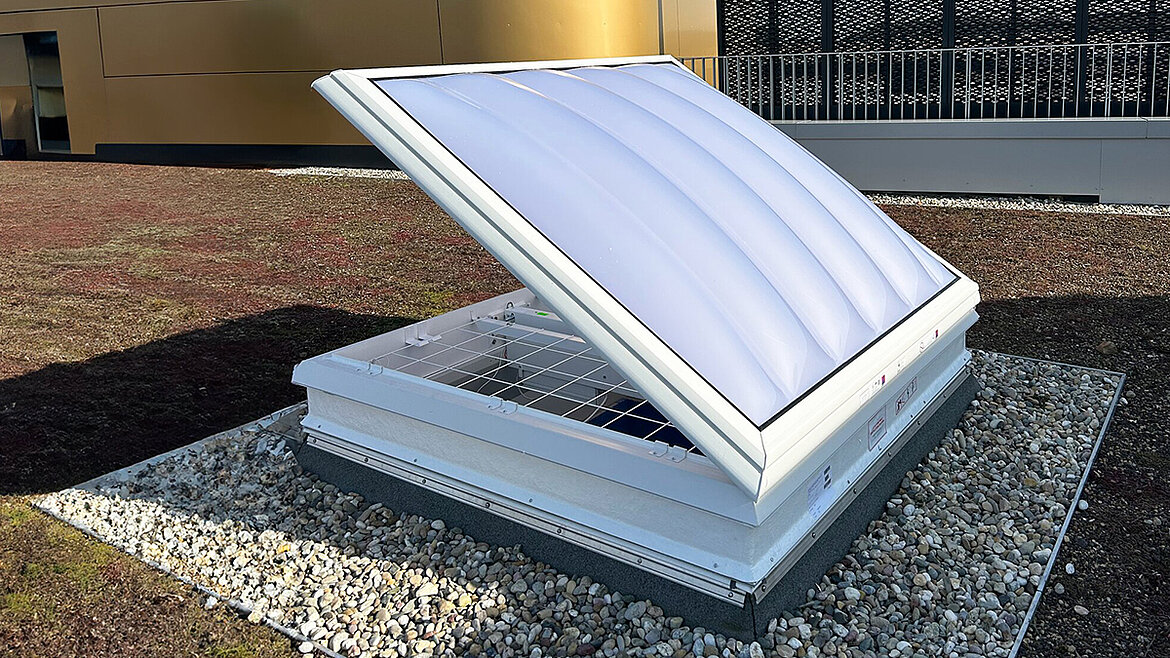 LAMILUX Rooflight F100 W nyitott szárnnyal lapostetőn